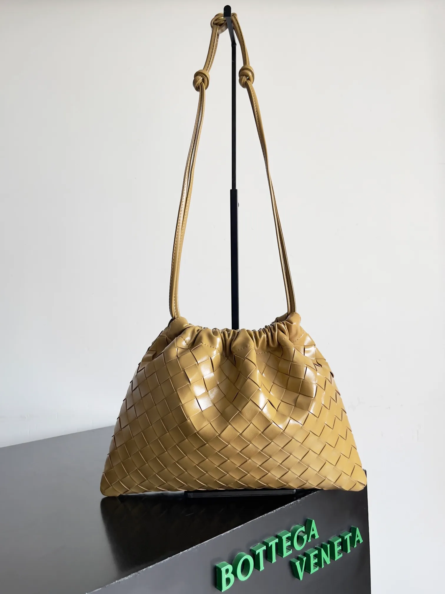 Batch 1560 Armpit bags have become a fashionable item that every girl has in their hands in recent years🛍️. The elegant and simple style has won the love of many people of different ages. However, there is an unavoidable trouble with armpit bags, that is, the capacity is too small, and BOTTEGA VENETA’s new Dustbag Considering people's travel needs, the capacity of garbage bags has been greatly upgraded. Folding umbrellas, water cups, and girls' makeup powder and lipstick can all be accommodated. It is very light and resistant to dirt. Even if you have a lot of things when traveling, it can reduce the burden to a certain extent. The shoulder straps are buckled and can be changed at will. It can be used for hand holding or as the liner of a large bag. After the drawstring is drawn, it looks like a cloud bag. It is very suitable for concave styling when traveling in summer🙋🏻‍♀️ Style number: 796728 Size: 32*23*1cm